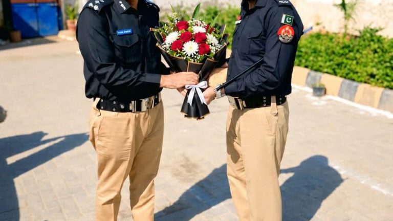 ڈی آئی جی ساؤتھ زون ریلوے پولیس منیر احمد شیخ کا سکھر دورہ، ایس ایس پی ثناء الرحمن نے پھولوں کا گلدستہ پیش کیا