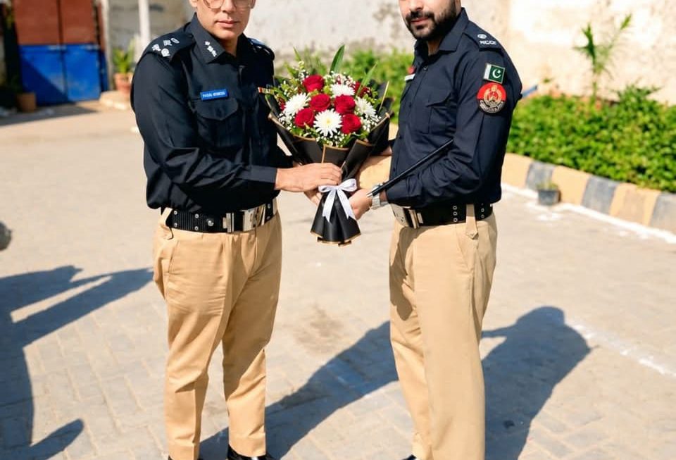 ڈی آئی جی ساؤتھ زون ریلوے پولیس منیر احمد شیخ کا سکھر دورہ، ایس ایس پی ثناء الرحمن نے پھولوں کا گلدستہ پیش کیا